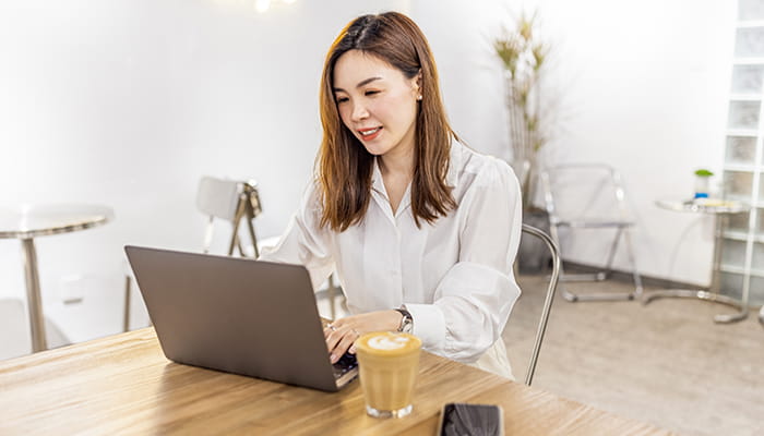 Lady on laptop