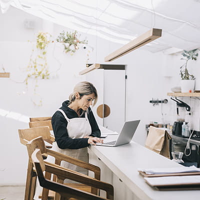 woman_20with_20laptop-min.jpg